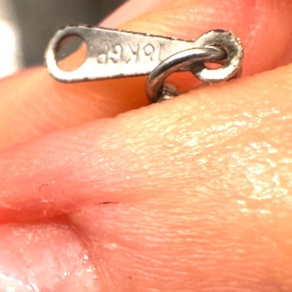 Elegant White Gold Pendant Necklace with Diamonds - Picture 4 of 4